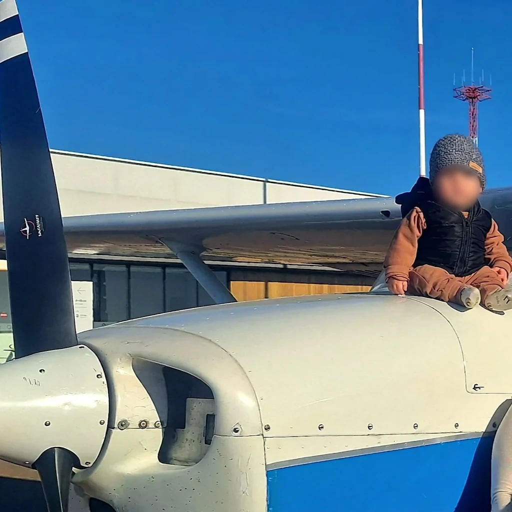 Scenic flight over Salto and Dayman - Baby next to airplane wing