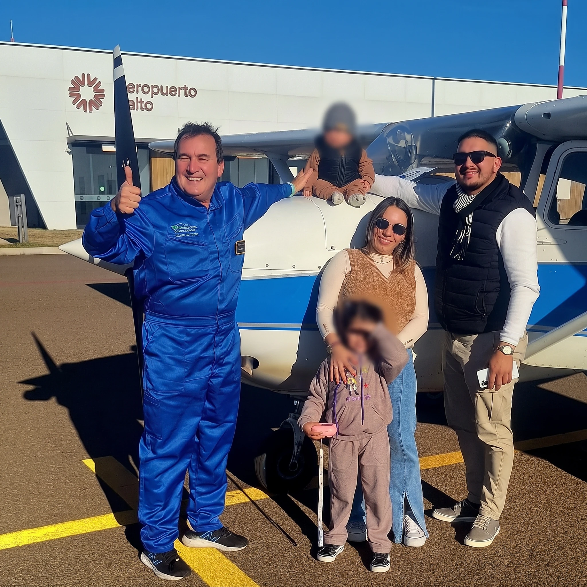 Scenic flight over Salto and Dayman - Family enjoying an airplane tour, children's faces