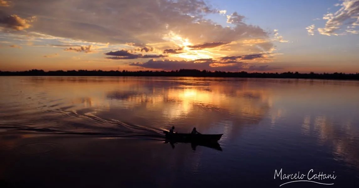 El rio Uruguay en Salto, con las gruas del puerto al fondo