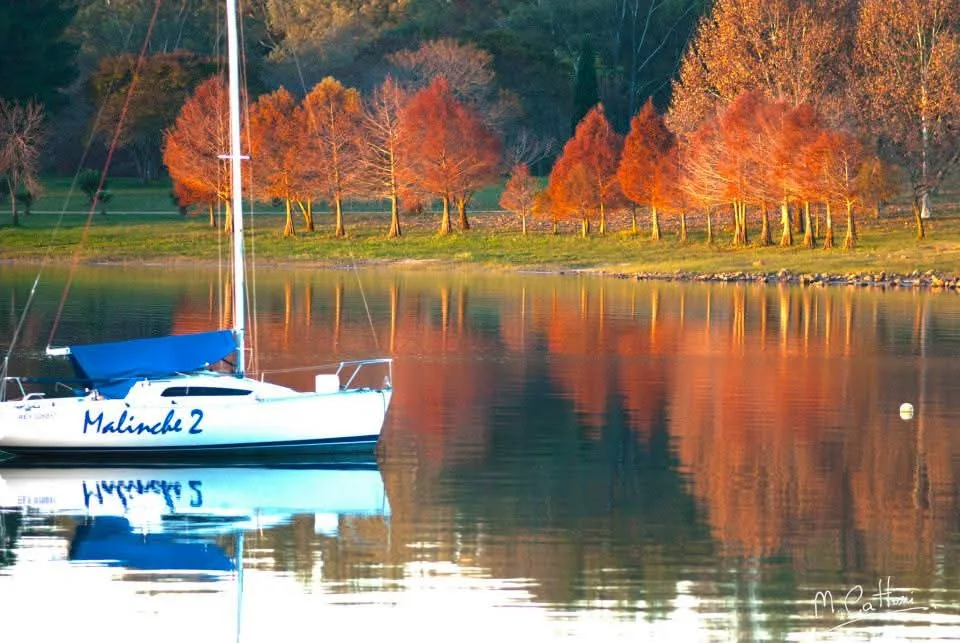Sailing boats on the lake held back by the Salto Grande dam