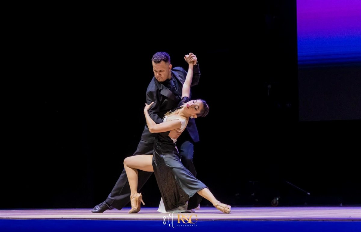 Tango in Salto, Uruguay - professional tango dancers in a deep stage lunge