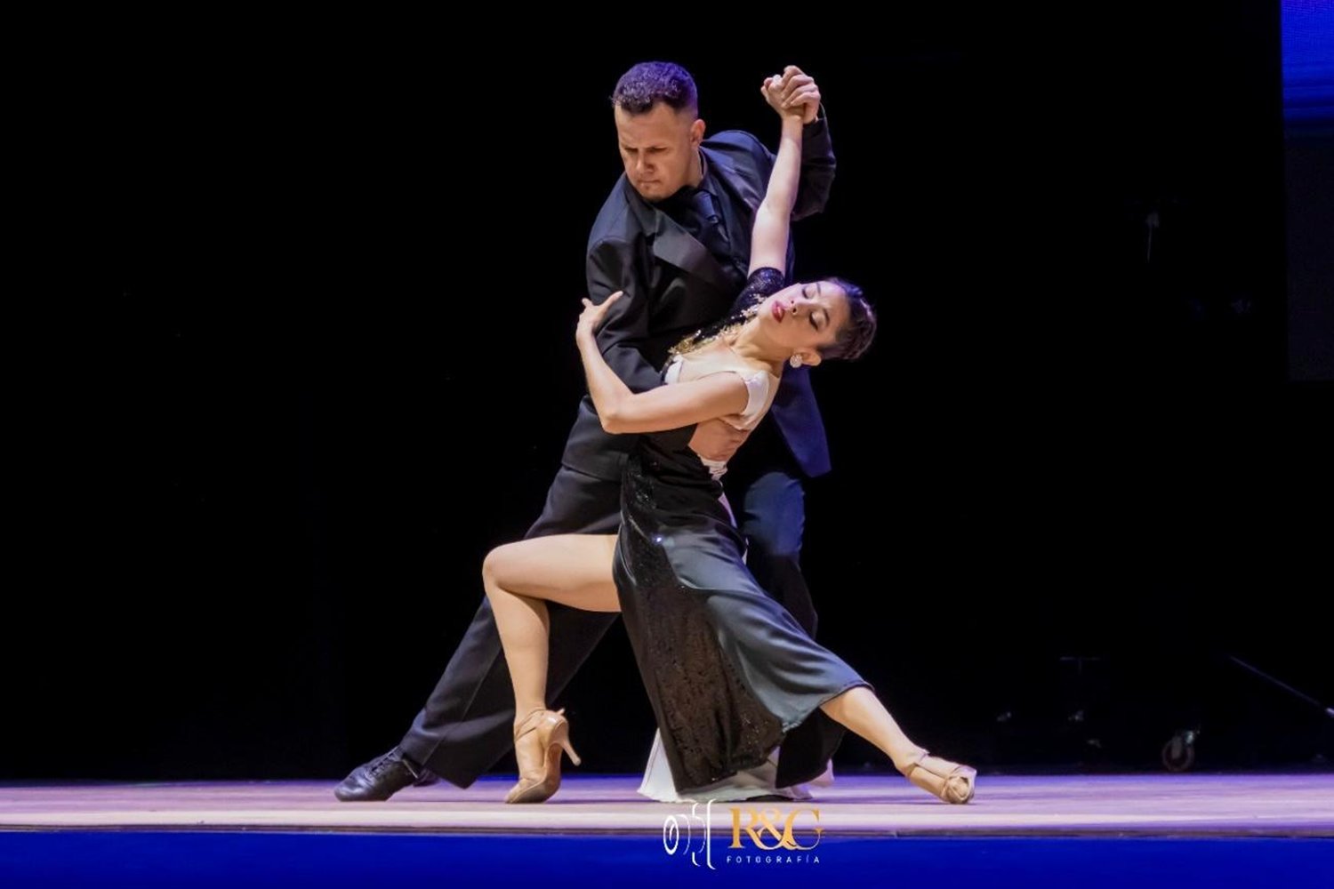 Tango Class experience in Salto, Uruguay - professional tango dancers in a dramatic stage lunge
